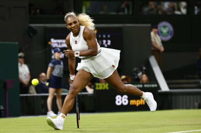 Serena Williams, ganadora de 23 títulos de Grand Slam, en su regreso a las pistas en Wimbledon. EFE/EPA/TOLGA AKMEN
