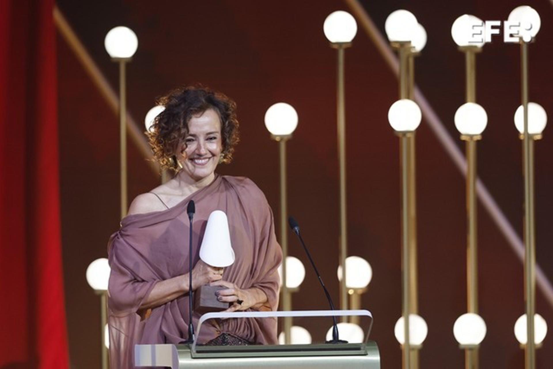 La diseñadora Mariana Barturen recibe el premio Altas Artesanias durante los III Premios Academia de la Moda Española, este martes en el Gran Teatro Príncipe Pío, en Madrid. EFE/Daniel González
