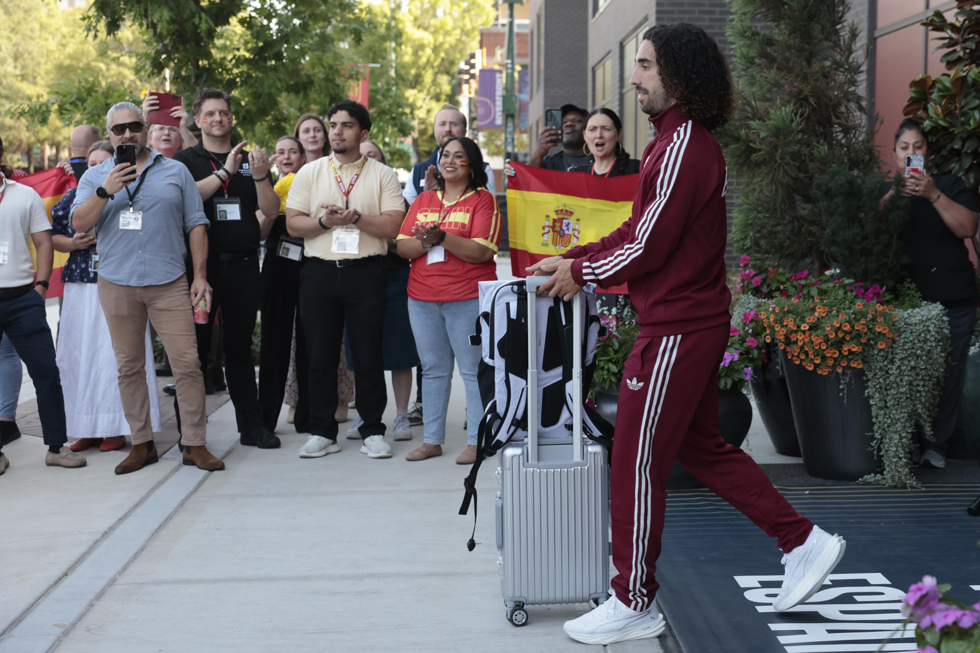 Marc Cucurella de España se retira del hotel de concentración en Chattanooga (Estados Unidos). EFE/ Lavandeira Jr

