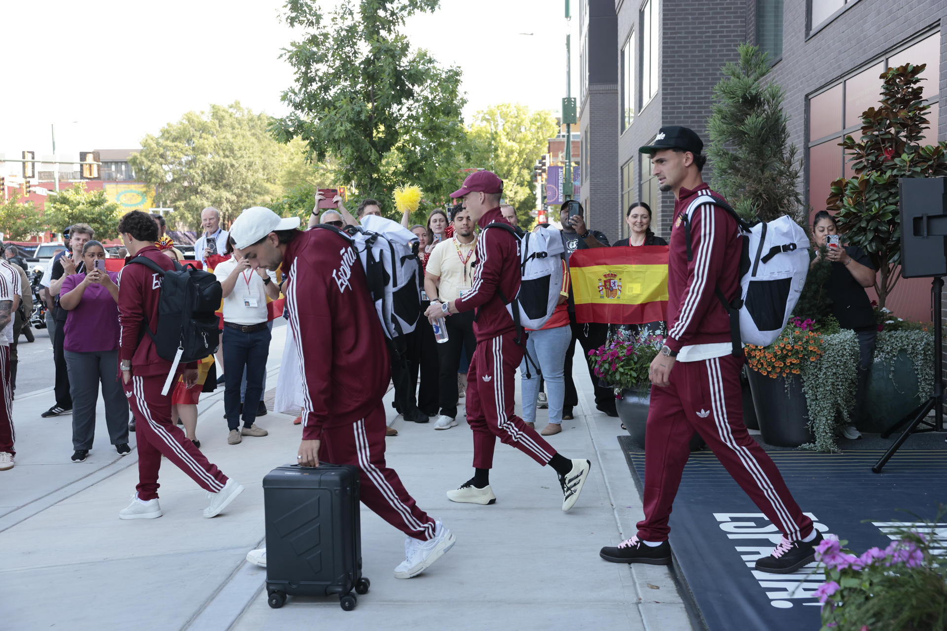 Jugadores de España se retiran del hotel de concentración en Chattanooga (Estados Unidos). EFE/ Lavandeira Jr
