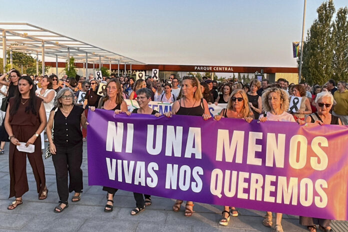 Imagen de la manifestación que ha recorrido este martes las calles de Mairena del Aljarafe (Sevilla), donde un millar de personas ha protestado por la muerte de una mujer colombiana vecina del pueblo asesinada presuntamente por su pareja. EFE/Fermín Cabanillas
