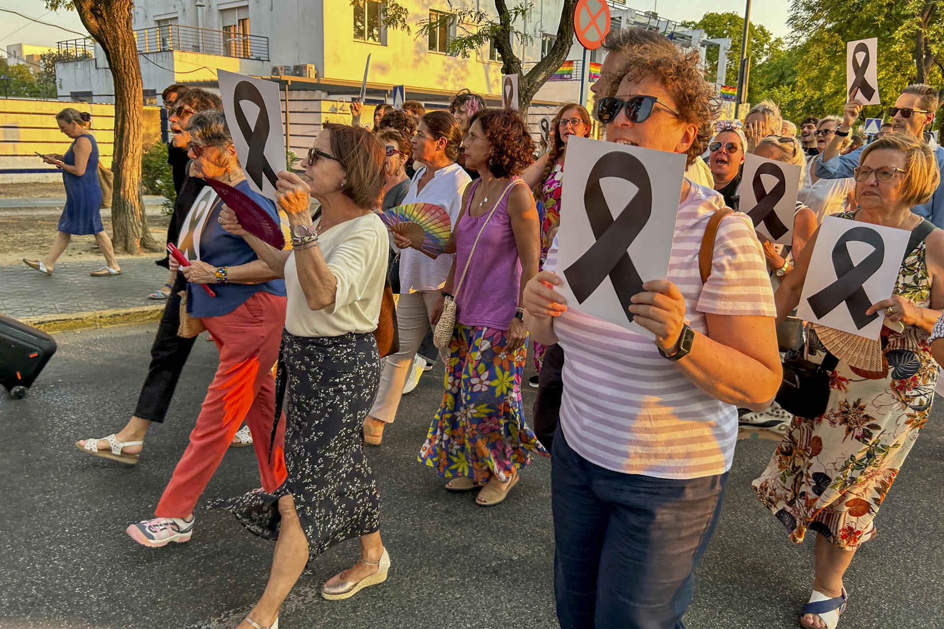Imagen de la manifestación que ha recorrido este martes las calles de Mairena del Aljarafe (Sevilla), donde un millar de personas ha protestado por la muerte de una mujer colombiana vecina del pueblo asesinada presuntamente por su pareja. EFE/Fermín Cabanillas
