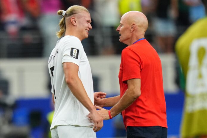 El seleccionador noruego, Stale Solbakken (d), afirmó este martes que Erling Haaland (i), que selló en Dallas la victoria sobre Costa de Marfil por 1-2 y la clasificación a los octavos de final del Mundial, 