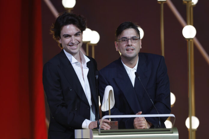 Los diseñadores de la maraca Naranjo y Mané Mané tras recibir el premio ´Nuevo Formato´ durante los III Premios Academia de la Moda Española, este martes en el Gran Teatro Príncipe Pío, en Madrid. EFE/Daniel González
