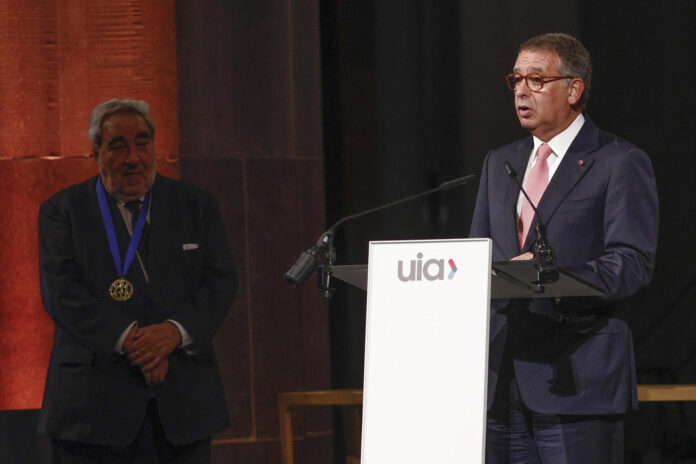 El arquitecto portugués Soto de Moura (i) acompañado por el presidente de Portugal, António José Seguro, tras recibir la Medalla de Oro de la Unión Internacional de Arquitectos (UIA) 2026 en el marco del Congreso Internacional de Arquitectura, este martes en Barcelona. EFE / Quique García.
