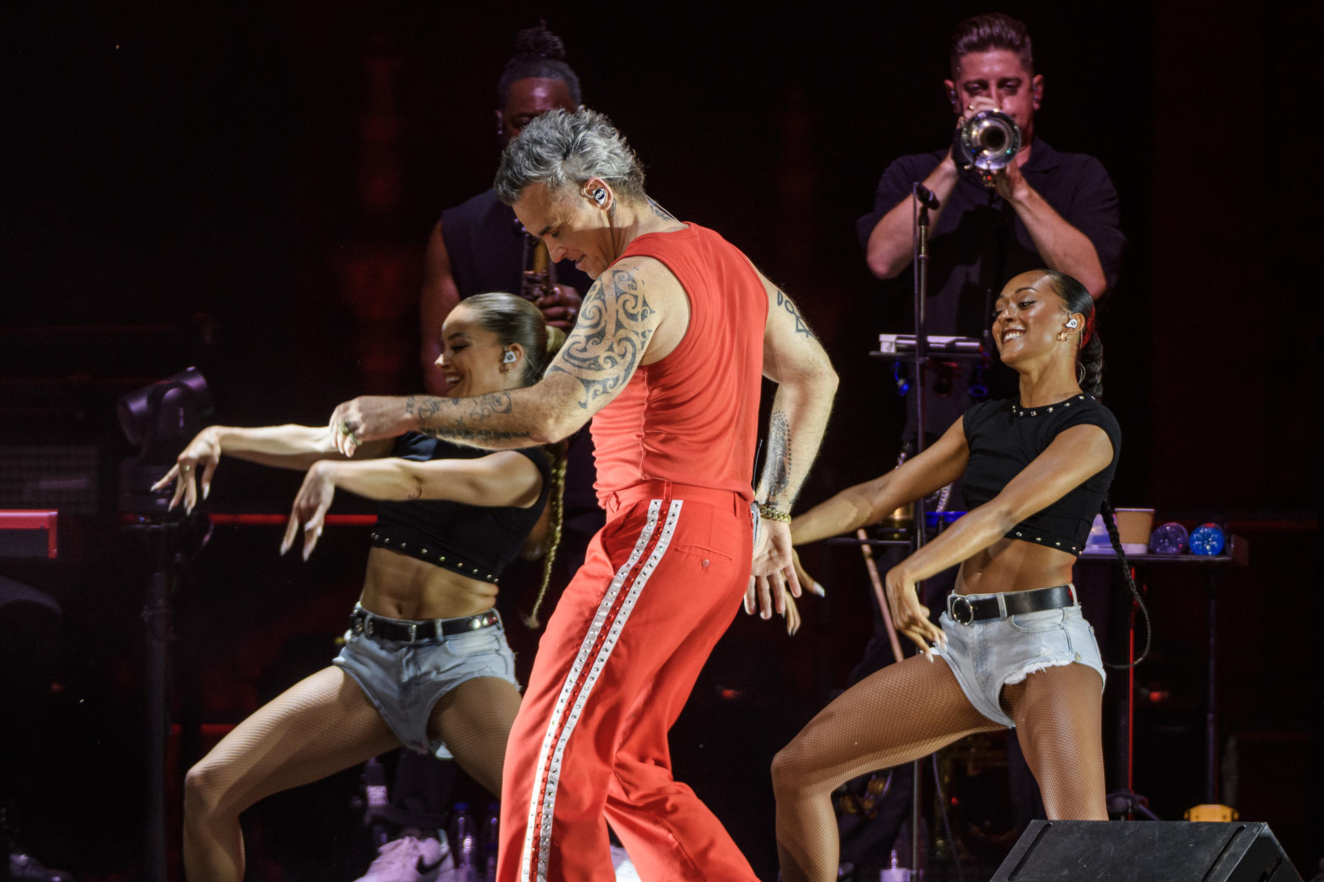 El cantante británico Robbie Williams durante el concierto del Icónica Sevilla Fest ofrecido este martes en la Plaza de España, dentro de su gira 'Long 90's Tour', con la que también presenta su nuevo álbum, 'Britpop'. EFE/ Raúl Caro
