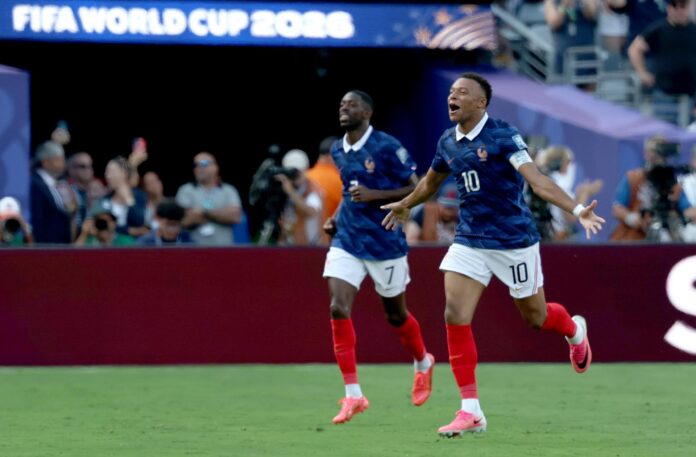 Kylian Mbappé, de Francia, celebra tras anotar el primer gol del equipo en el partido ante Suecia en el Mundial 2026. EFE/EPA/SARAH YENESEL
