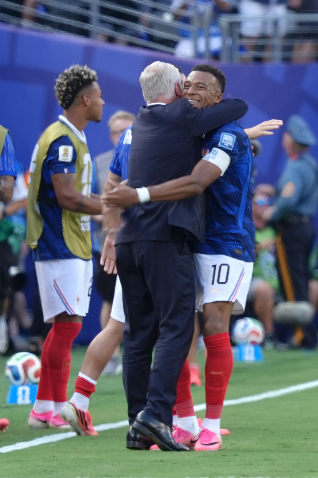 El seleccionador de Francia, Didier Deschamps (i), abraza a Kylian Mbappe luego de que el '10' galo anotara el primero de sus dos goles este martes ante Suecia en el Mundial 2026. EFE/ Octavio Guzmán
