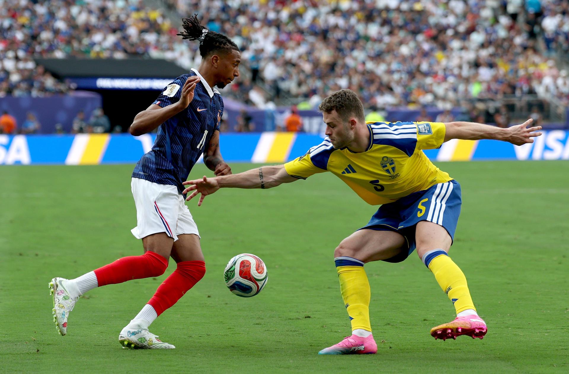 Michael Olise (L) de Francia y Gabriel Gudmundsson de Suecia en acción durante el partido de la ronda de 32 de la Copa Mundial de la FIFA 2026. EFE/EPA/SARAH YENESEL