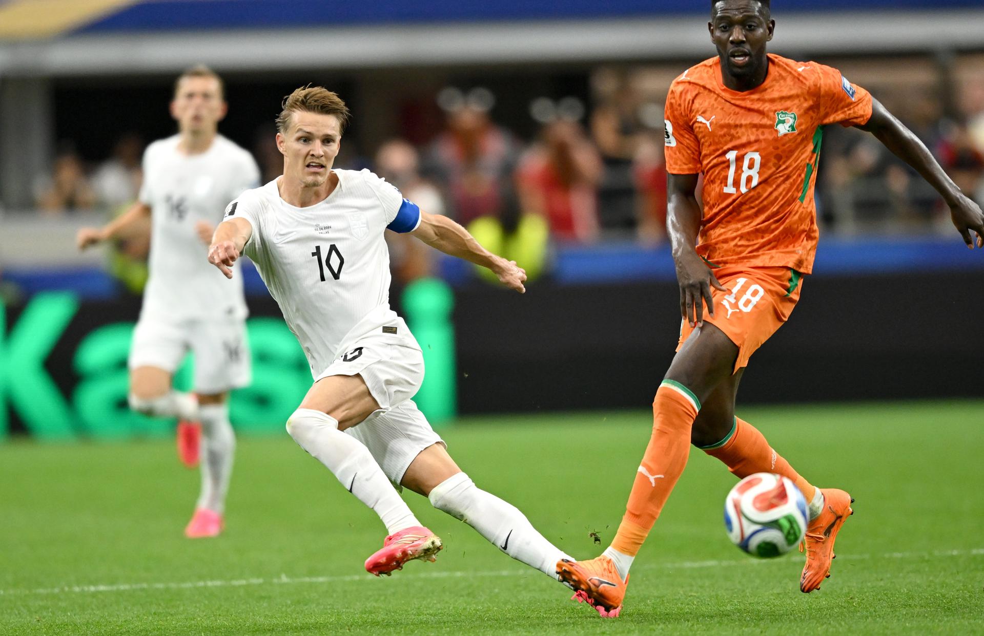 Martin Odegaard (i), de Noruega, e Ibrahim Sangare, de Costa de Marfil, en acción durante el partido de los dieciseisavos de final del Mundial 2026 entre Costa de Marfil y Noruega en Dallas (EE.UU.). EFE/ALBERT PENA
