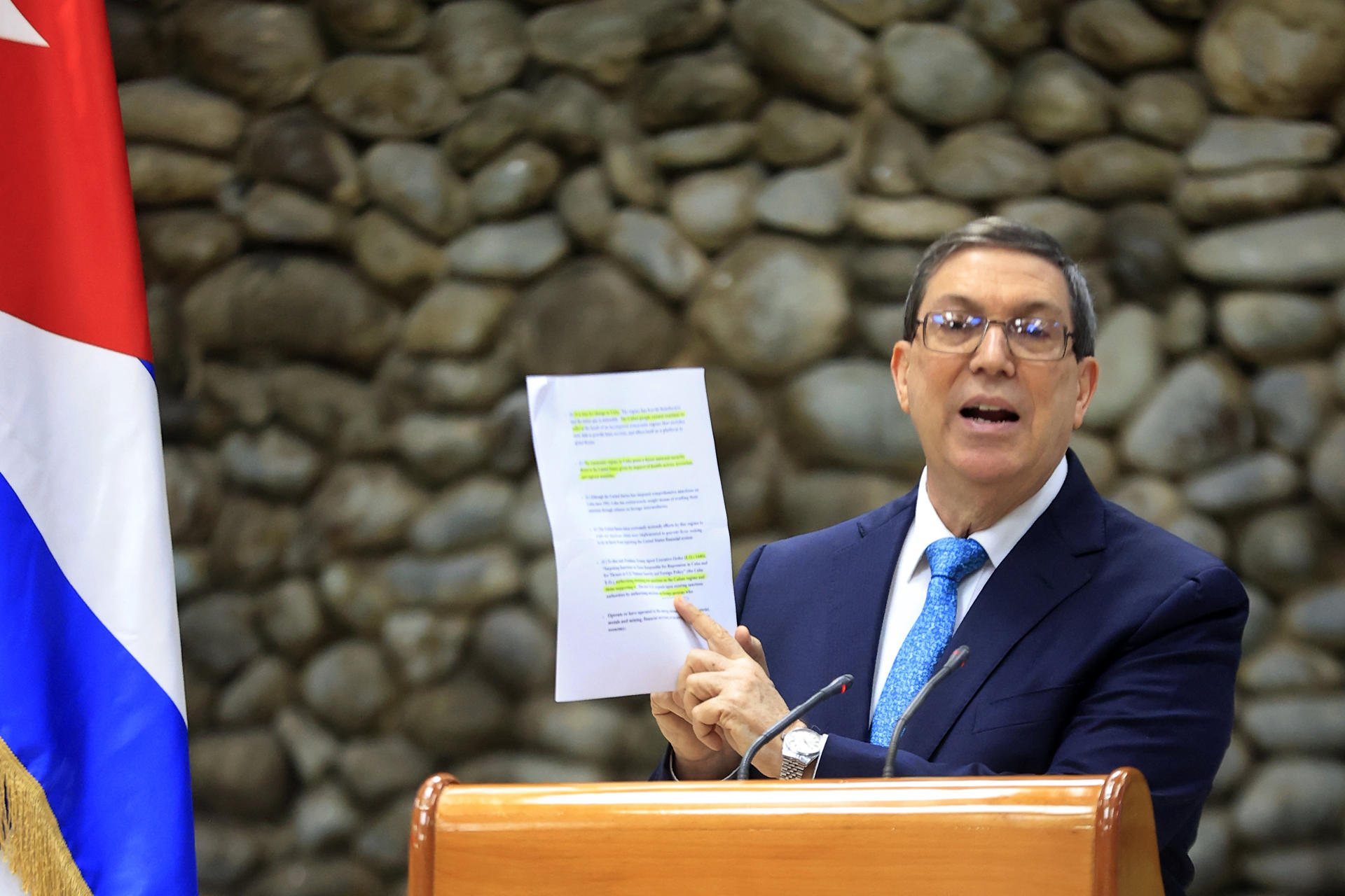 El canciller cubano, Bruno Rodríguez Parrilla, habla durante una rueda de prensa este martes, en La Habana (Cuba). EFE/ Ernesto Mastrascusa