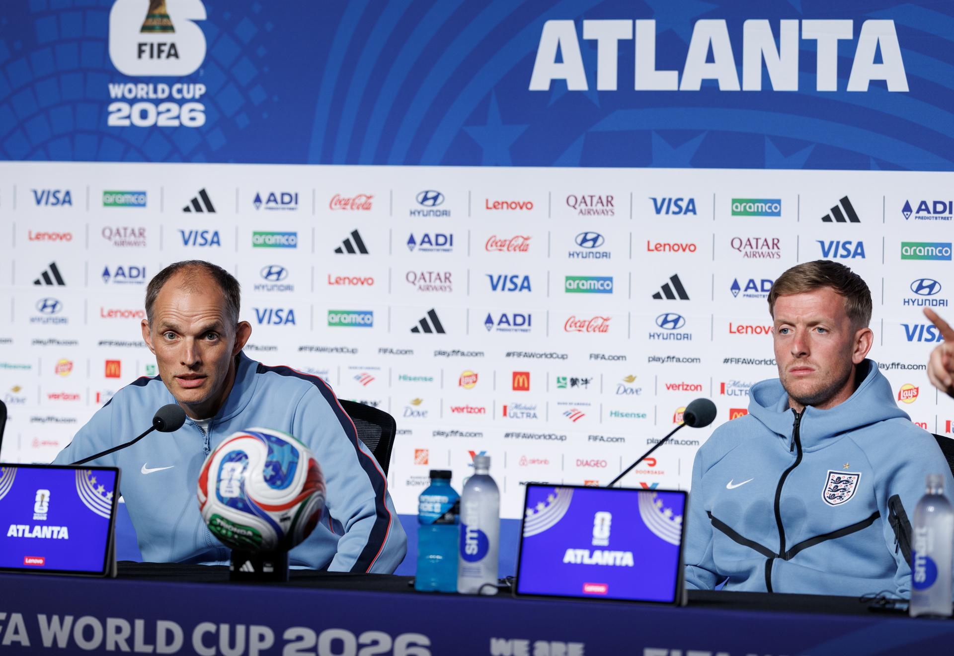 El seleccionador nacional de fútbol de Inglaterra, Thomas Tuchel (i), y el portero Jordan Pickford asisten a una rueda de prensa en Atlanta, Georgia (EE.UU.). EFE/CRISTOBAL HERRERA-ULASHKEVICH
