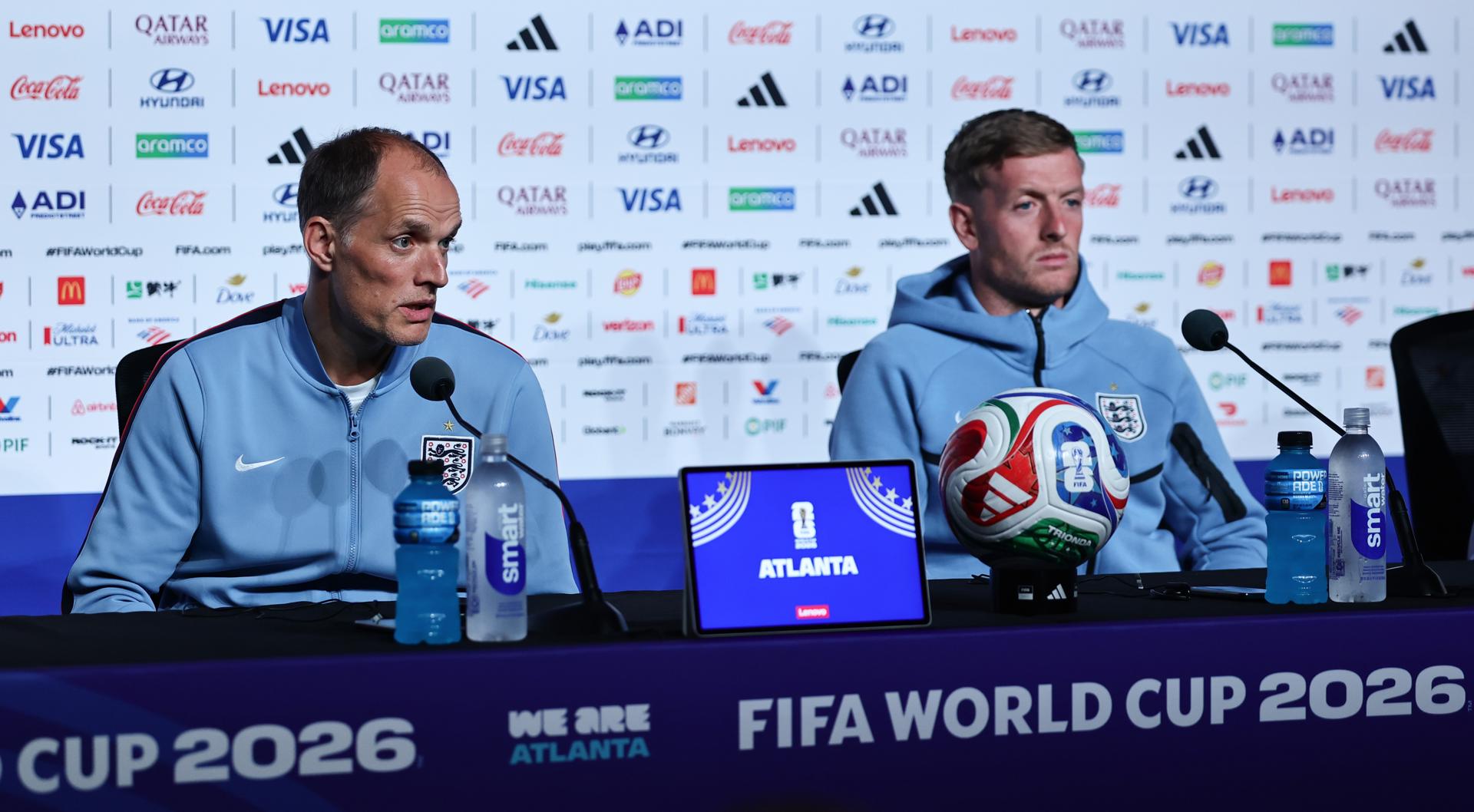 El seleccionador nacional de fútbol de Inglaterra, Thomas Tuchel (i), y el portero Jordan Pickford asisten a una rueda de prensa en Atlanta, Georgia (EE.UU.). EFE/CRISTOBAL HERRERA-ULASHKEVICH
