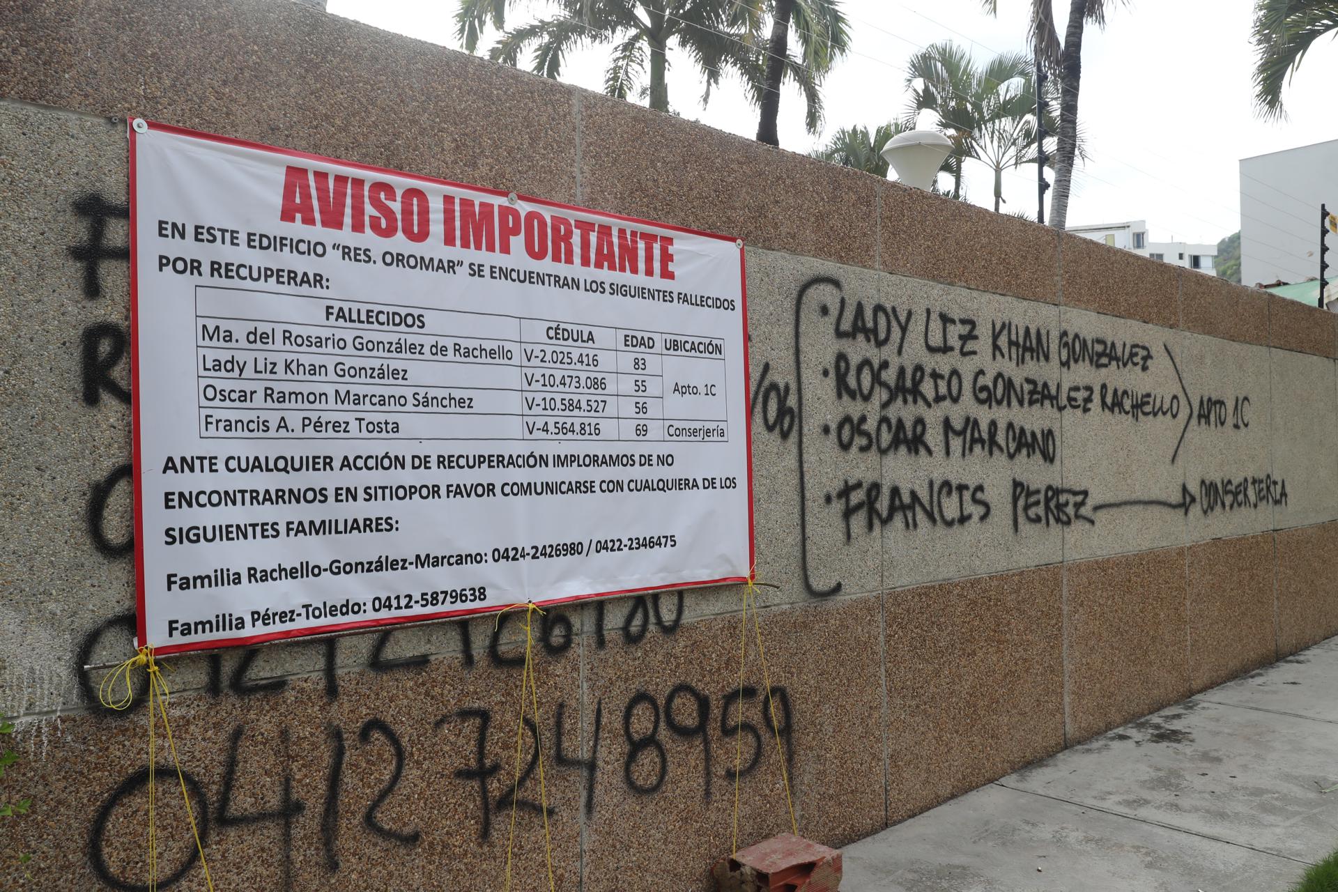Fotografía que muestra una pared con nombres de personas desaparecidas cerca de la casa de Aurora Rodríguez, quien espera el rescate de su hijo, desaparecido a casi una semana del doble terremoto de magnitud 7,2 y 7,5, en La Guaira (Venezuela). EFE/ Raúl Martínez