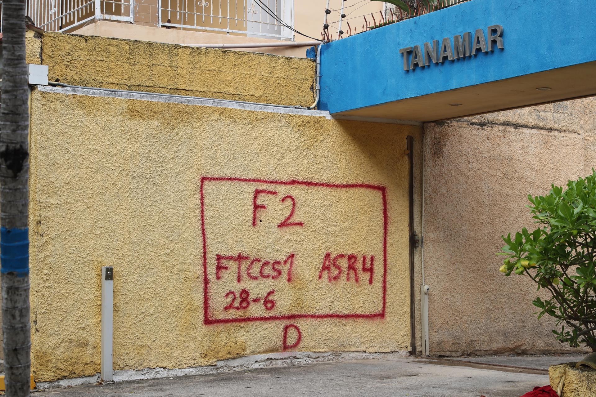 Fotografía que muestra una pared pintada por rescatistas para indicar el número de muertos por los terremotos junto al piso y apartamento donde vivían, este martes, en La Guaira (Venezuela). EFE/ Raúl Martínez