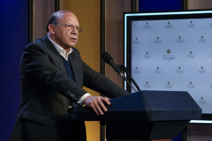 Fotografía cedida por la Presidencia de Colombia que muestra al ministro de Hacienda y coordinador del equipo de transición del Gobierno saliente, Germán Ávila, hablando en una rueda de prensa este martes, en Bogotá (Colombia). EFE/ Presidencia de Colombia
