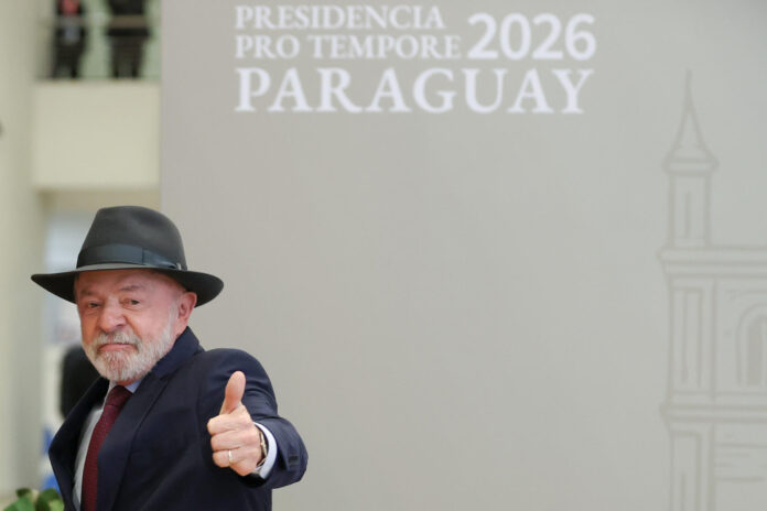 El presidente de Brasil, Luiz Inácio Lula da Silva, fue captado este 30 de junio, en Luque (Paraguay). EFE/Juan Pablo Pino
