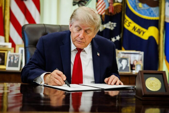 El presidente de Estados Unidos, Donald Trump, fue captado este 29 de junio, al firmar una resolución, en el Despacho Oval de la Casa Blanca, en Washington DC (EE.UU.). EFE/Samuel Corum/Pool
