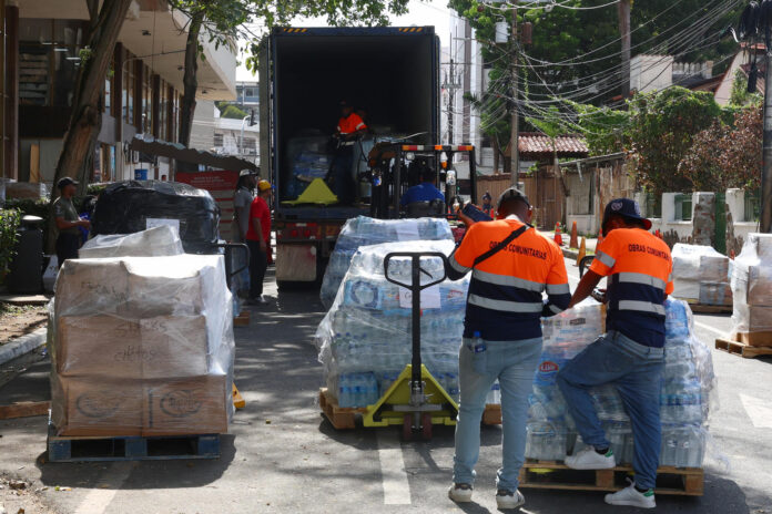 Fotografía del 29 de junio de 2026 de personas organizando donaciones para los afectados por los terremotos en Venezuela, en Ciudad de Panamá (Panamá). EFE/ Carlos Lemos
