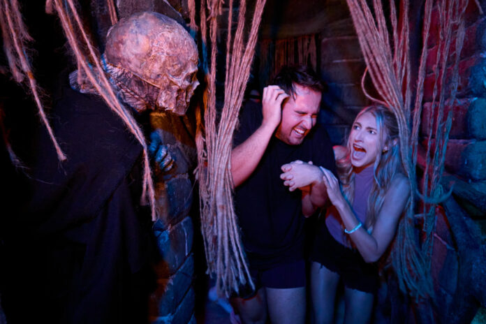 Fotografía cedida donde aparecen unas personas asistiendo al Halloween Horror Nights en las instalaciones del parque en Orlando, Florida (Estados Unidos). EFE/Universal Orlando Resort
