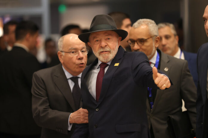El presidente de Brasil, Luiz Inácio Lula da Silva, saluda durante la clausura de la LXVII Cumbre de Jefes de Estado y de Gobierno del Mercosur este 30 de junio de 2026, en Luque (Paraguay). EFE/ Juan Pablo Pino
