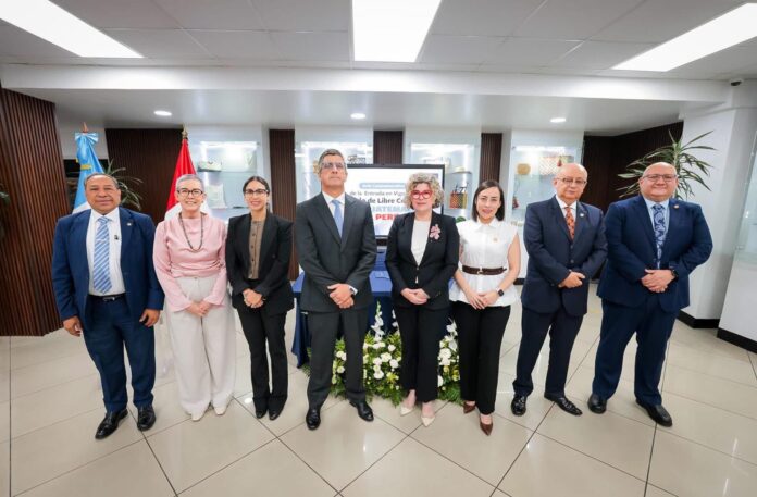 Fotografía cedida por el Ministerio de Economía de Guatemala de su titular, Gabriela García (4-d), la viceministra, Ivannia Ponce (3-d), y el viceministro de Comercio Exterior del Perú, César Llona Silva (4-i), durante la firma del Tratado de Libre Comercio entre Guatemala y Perú este 30 de junio de 2026, en Ciudad de Guatemala (Guatemala). EFE/ Ministerio de Economía de Guatemala
