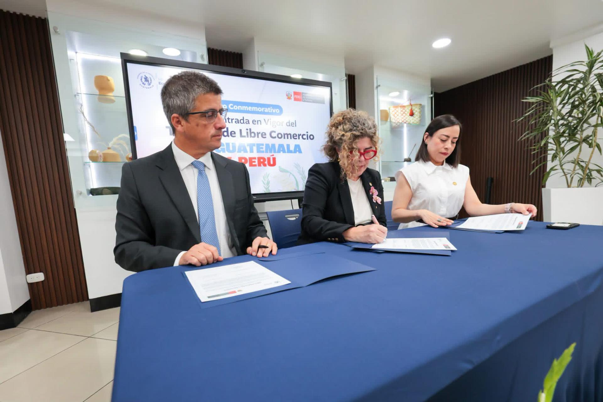 Fotografía cedida por el Ministerio de Economía de Guatemala de su titular, Gabriela García (c), la viceministra, Ivannia Ponce, y el viceministro de Comercio Exterior del Perú, César Llona Silva, durante la firma del Tratado de Libre Comercio entre Guatemala y Perú este 30 de junio de 2026, en Ciudad de Guatemala (Guatemala). EFE/ Ministerio de Economía de Guatemala
