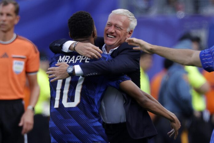 Kylian Mbappé, de Francia (i), celebra con su seleccionador, Didier Deschamps, tras marcar el gol del 1-0 durante el partido de dieciseisavos de final del Mundial de la FIFA 2026 entre Francia y Suecia, en East Rutherford, Nueva Jersey (EE.UU.). EFE/SHAWN THEW
