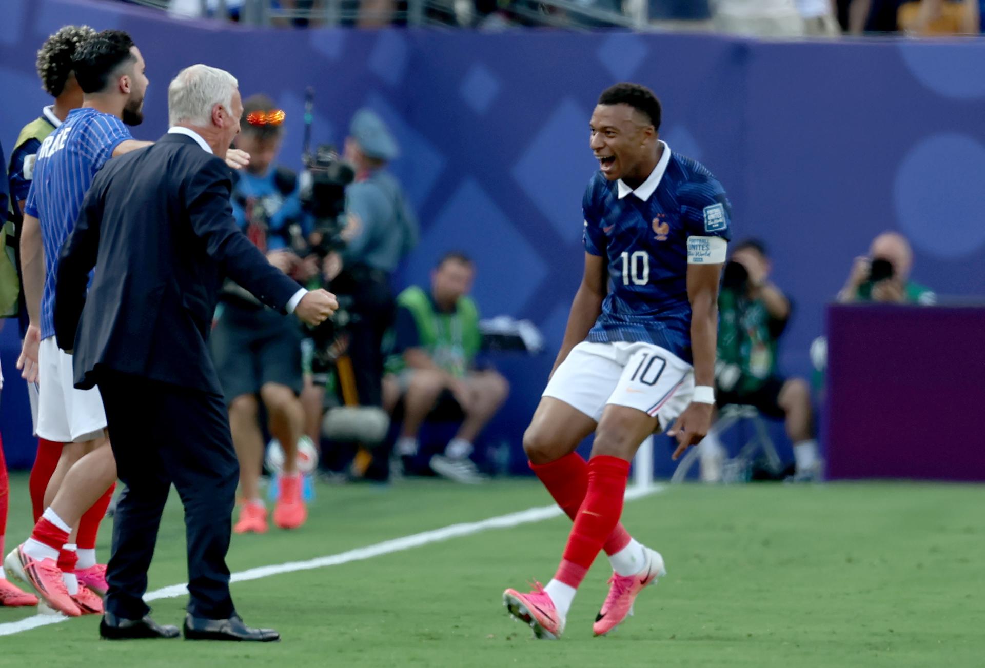 Kylian Mbappé, de Francia (d), celebra con su seleccionador, Didier Deschamps, tras marcar el gol del 1-0 durante el partido de dieciseisavos de final del Mundial de la FIFA 2026 entre Francia y Suecia, en East Rutherford, Nueva Jersey (EE.UU.). EFE/SARAH YENESEL
