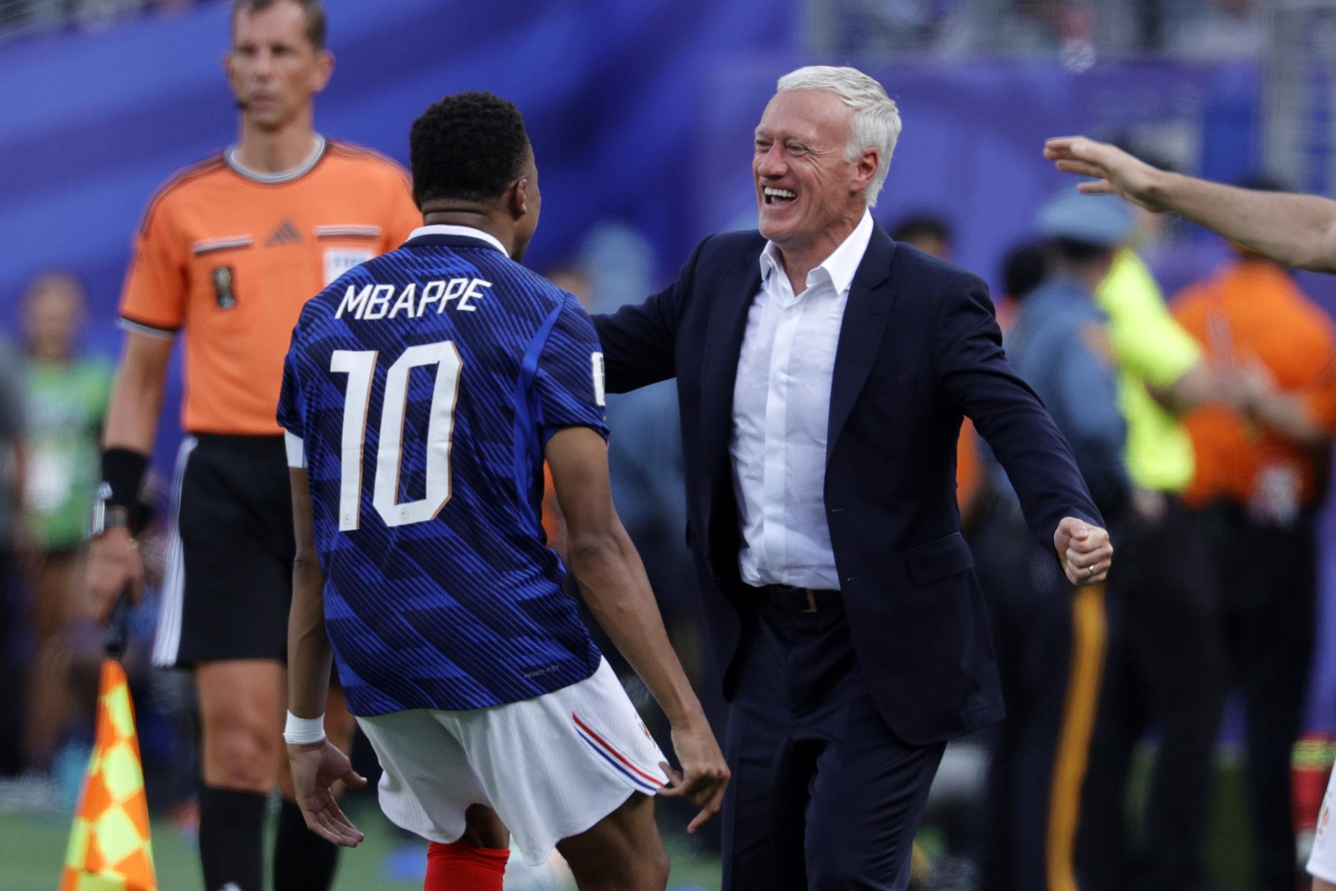 Kylian Mbappé, de Francia (i), celebra con su seleccionador, Didier Deschamps, tras marcar el gol del 1-0 durante el partido de dieciseisavos de final del Mundial de la FIFA 2026 entre Francia y Suecia, en East Rutherford, Nueva Jersey (EE.UU.). EFE/SHAWN THEW

