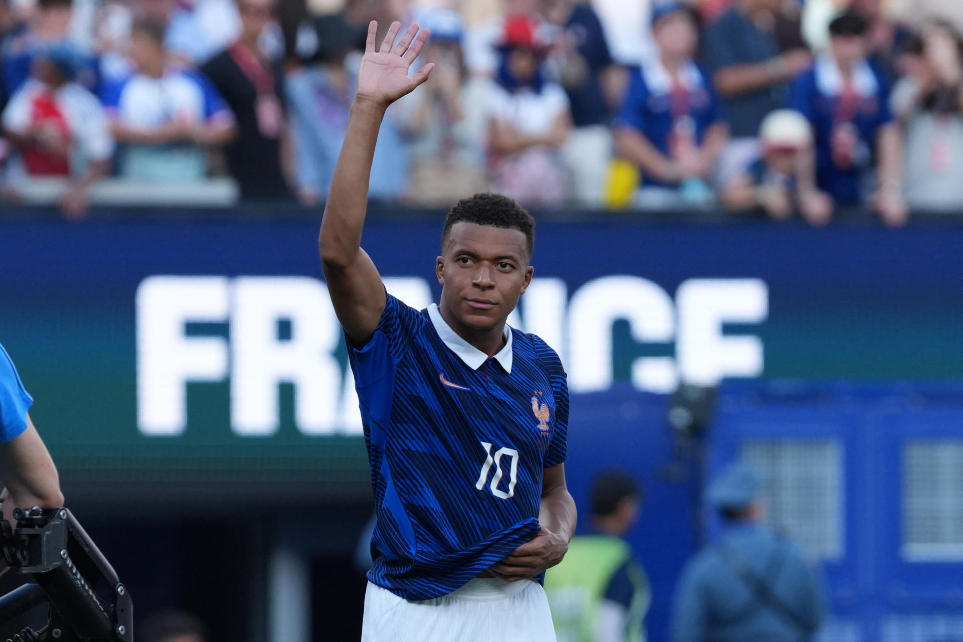 Kylian Mbappé celebra el pase a octavos de Francia tras vencer a Suecia por 3-0 en el Mundial 2026 en el estadio MetLife en Nueva Jersey. EFE/Ángel Colmenares