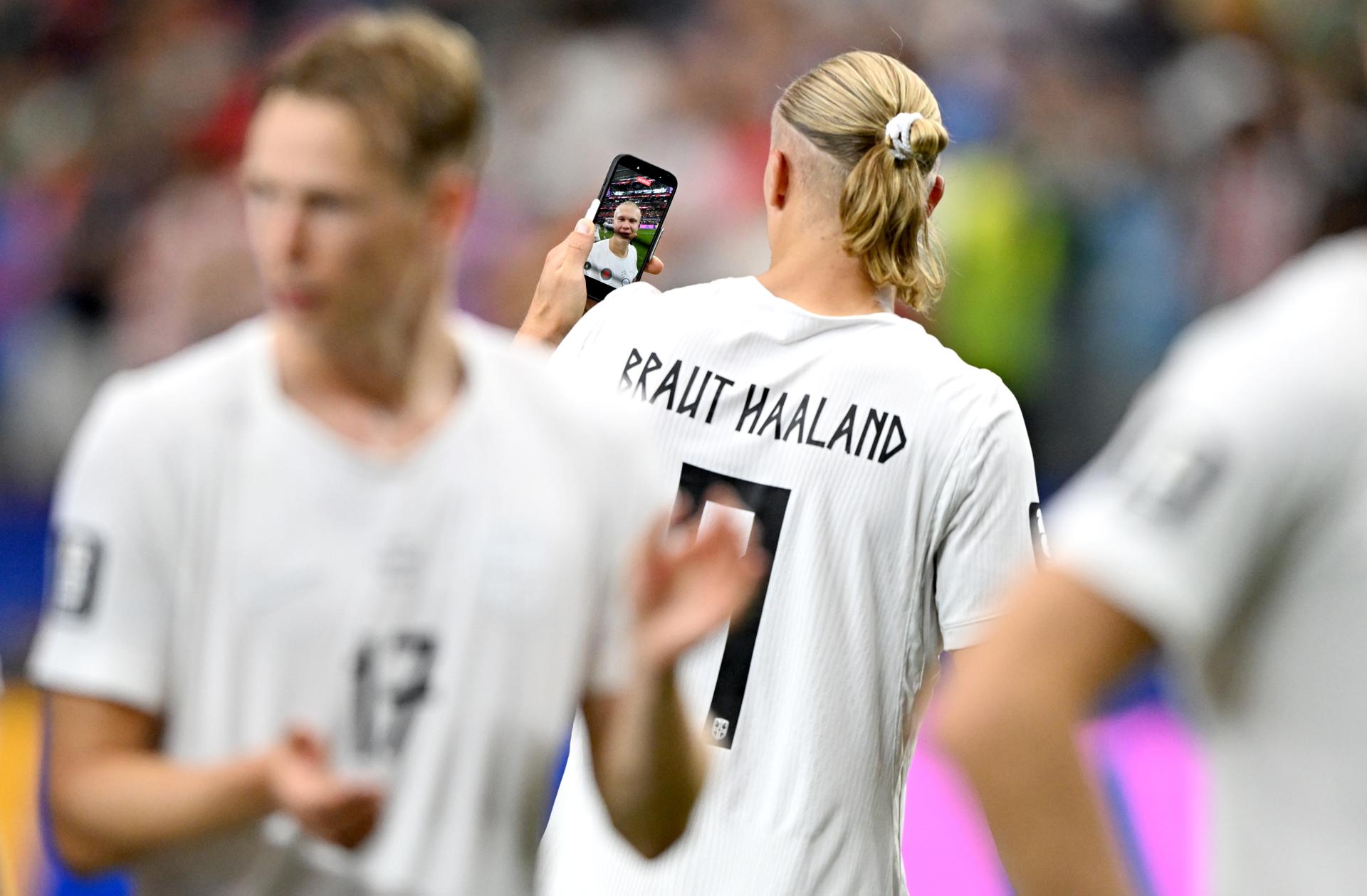 Erling Haaland, de Noruega, mira su teléfono tras el partido de la fase de dieciseisavos de final del Mundial 2026 entre Costa de Marfil y Noruega en Dallas (EE.UU.). EFE/ALBERT PENA
