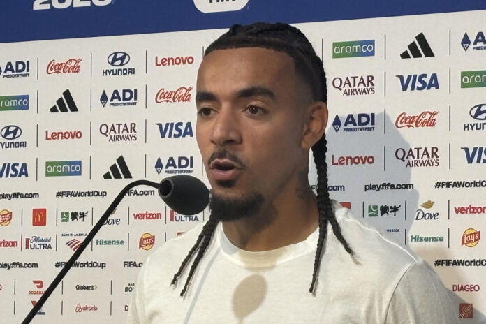Malo Gusto, de Francia, habla en una rueda de prensa en East Rutherford (EE.UU.)., donde afirmó que el equipo quiere ayudar a Kylian Mbappé a superar el récord histórico goleador de Lionel Messi en Copas del Mundo. EFE/ Jan Téllez Asensio
