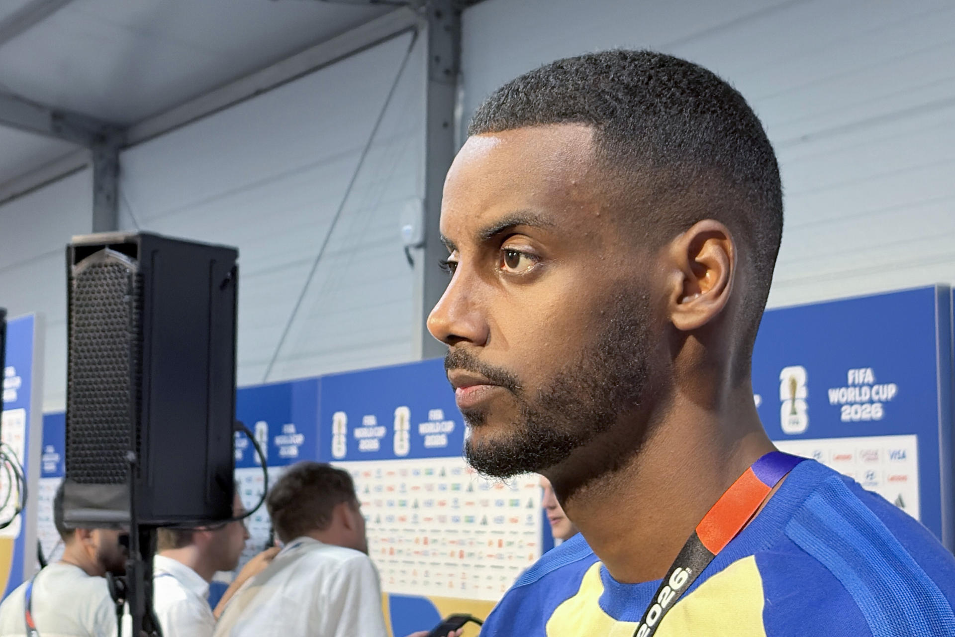 Alexander Isak, de Suecia, habla en la zona mixta después de que su equipo quedara eliminado del Mundial 2026 a manos de Francia. EFE/Jan Téllez Asensio
