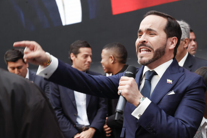 Fotografía de archivo del presidente electo de Colombia, Abelardo De La Espriella (d), durante un acto público, en Bogotá (Colombia). EFE/Mauricio Dueñas
