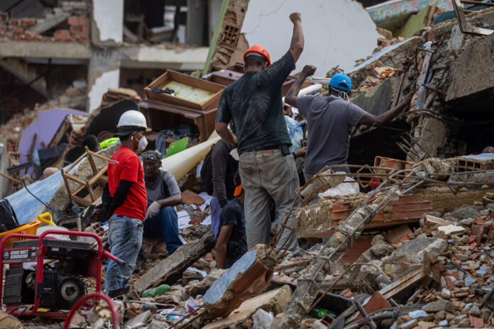 Un grupo de voluntarios y rescatistas fueron captados este 30 de junio al realizan labores de búsqueda de sobrevivientes de los terremotos del pasado día 24, en La Guaira (Venezuela). EFE/Miguel Gutiérrez
