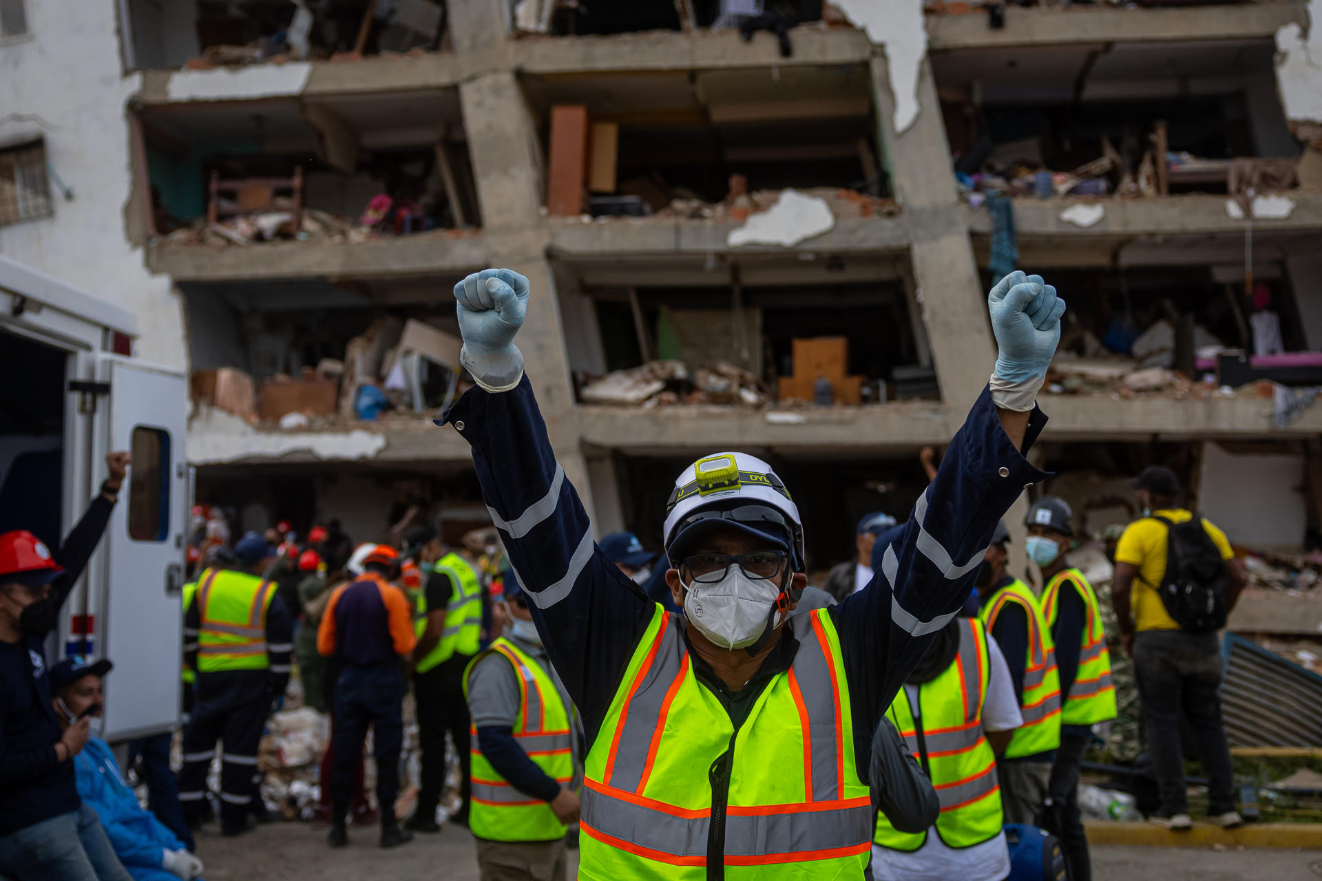 Un grupo de voluntarios y rescatistas fueron captados este 30 de junio al realizan labores de búsqueda de sobrevivientes de los terremotos del pasado día 24, en La Guaira (Venezuela). EFE/Miguel Gutiérrez
