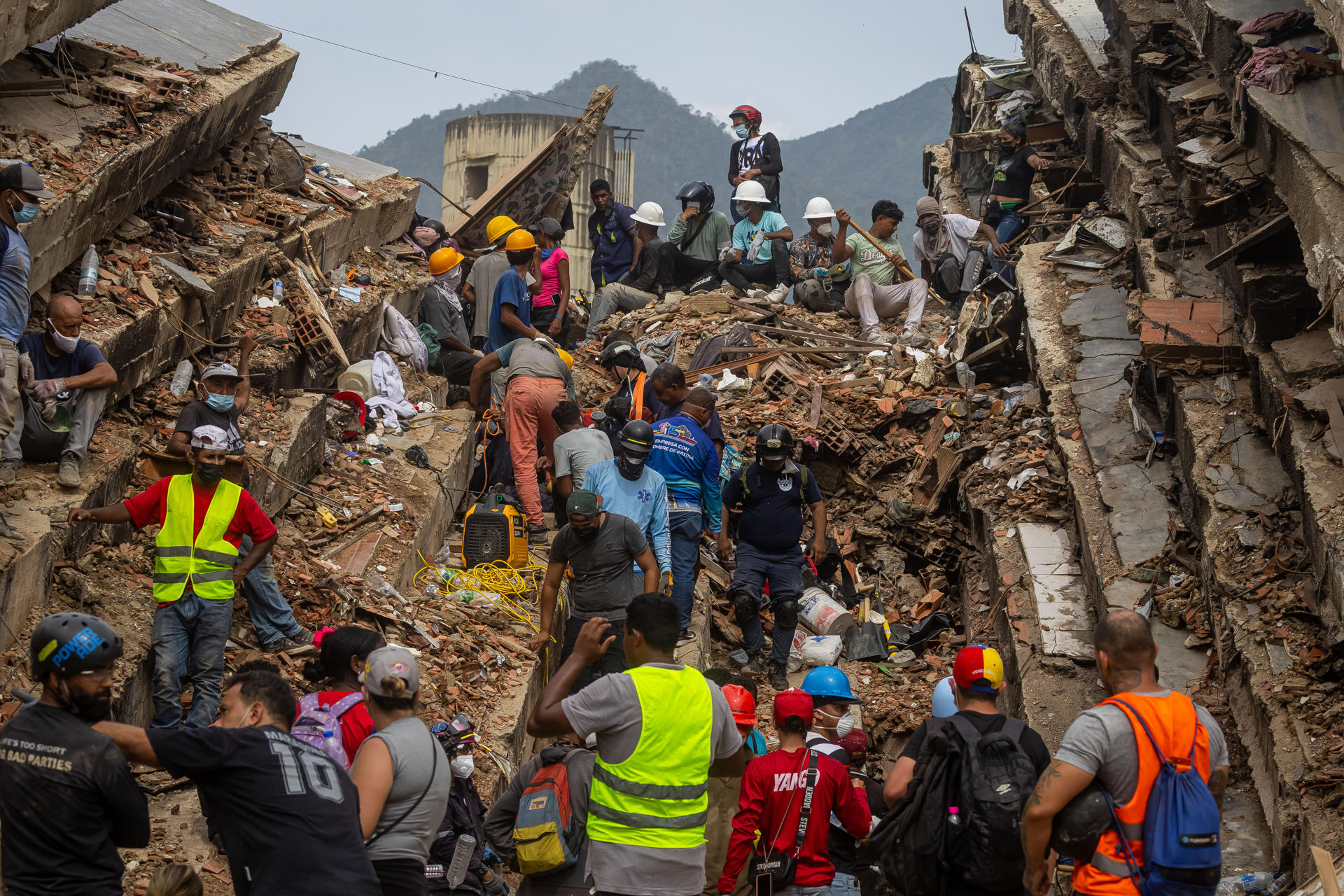 Un grupo de voluntarios y rescatistas fueron captados este 30 de junio al realizan labores de búsqueda de sobrevivientes de los terremotos del pasado día 24, en La Guaira (Venezuela). EFE/Miguel Gutiérrez
