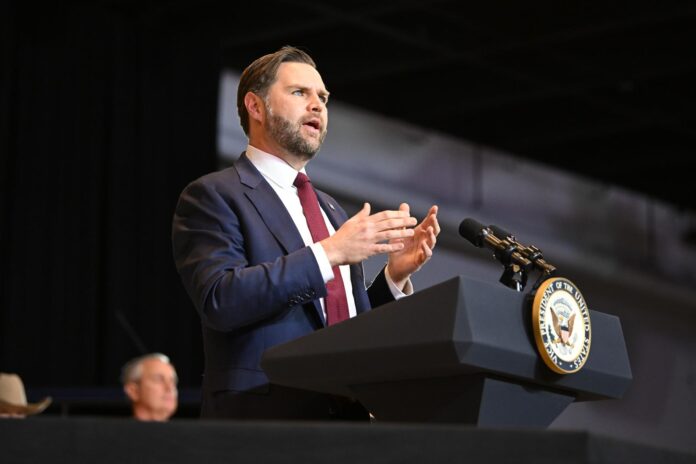 Fotografía de archivo en la que se captó al vicepresidente de Estados Unidos, JD Vance, durante un acto público, en Mineápolis (Minesota, EE.UU.). EFE/Craig Lassig
