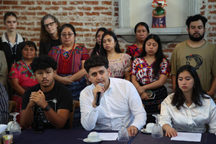 Sergio Morataya (c), líder estudiantil de la Universidad de San Carlos de Guatemala (USAC), habla durante una rueda de prensa este martes, donde se plantea una denuncia ante la Comisión Interamericana de los Derechos Humanos (CIDH), por la vulneración a su derecho a la educación superior, por parte de las autoridades de la USAC. EFE/ Mariano Macz
