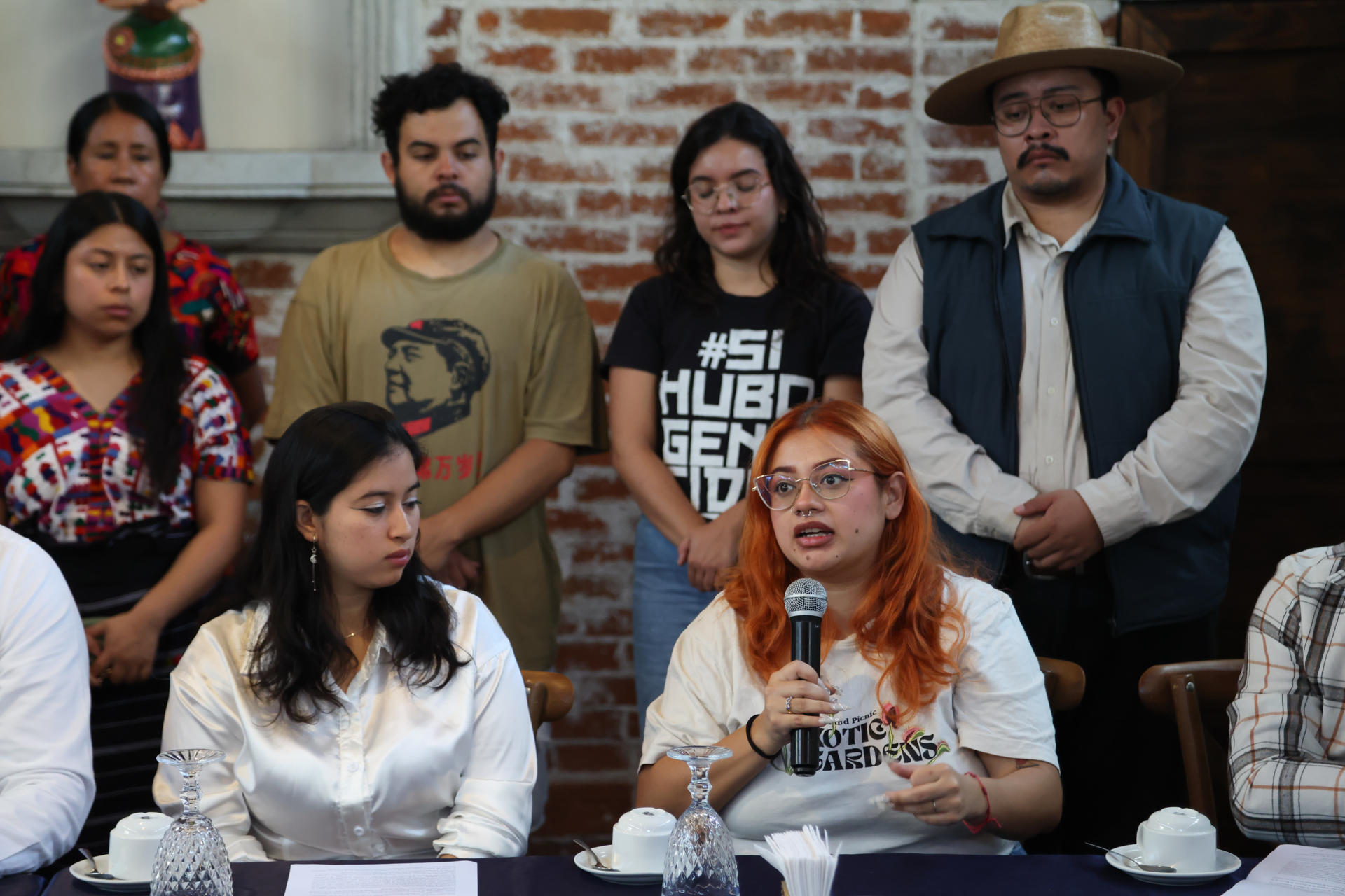 Naomi Valdez (d), líder estudiantil de la Universidad de San Carlos de Guatemala (USAC), habla durante una rueda de prensa este martes, donde se plantea una denuncia ante la Comisión Interamericana de los Derechos Humanos (CIDH), por la vulneración a su derecho a la educación superior, por parte de las autoridades de la USAC. EFE/ Mariano Macz
