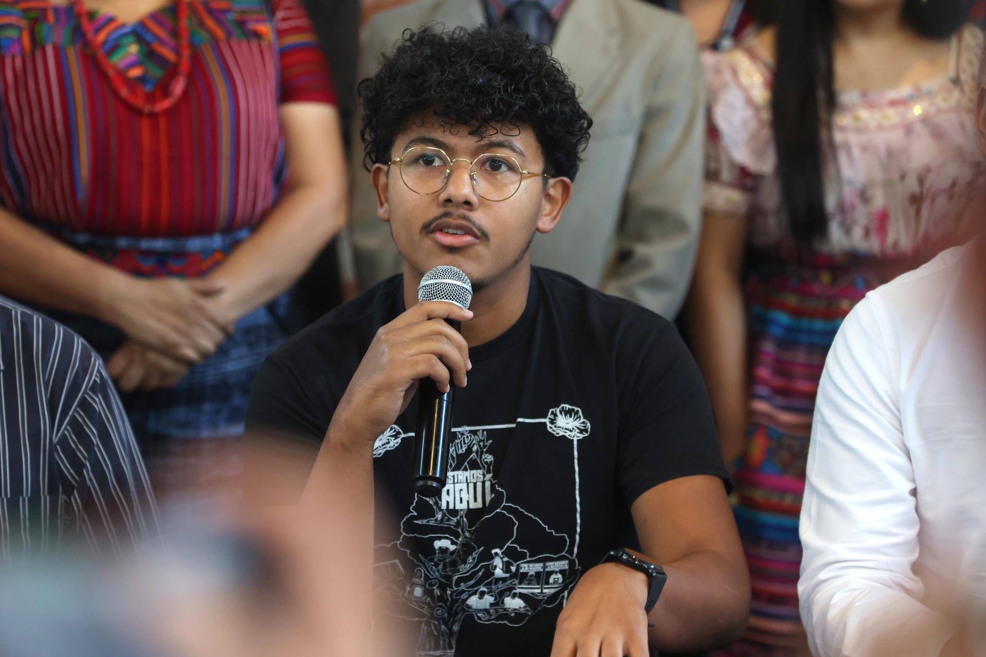 Andrés García, estudiante de Derecho de la Universidad de San Carlos de Guatemala (USAC), habla durante una rueda de prensa este martes, donde se plantea una denuncia ante la Comisión Interamericana de los Derechos Humanos (CIDH), por la vulneración a su derecho a la educación superior, por parte de las autoridades de la USAC. EFE/ Mariano Macz
