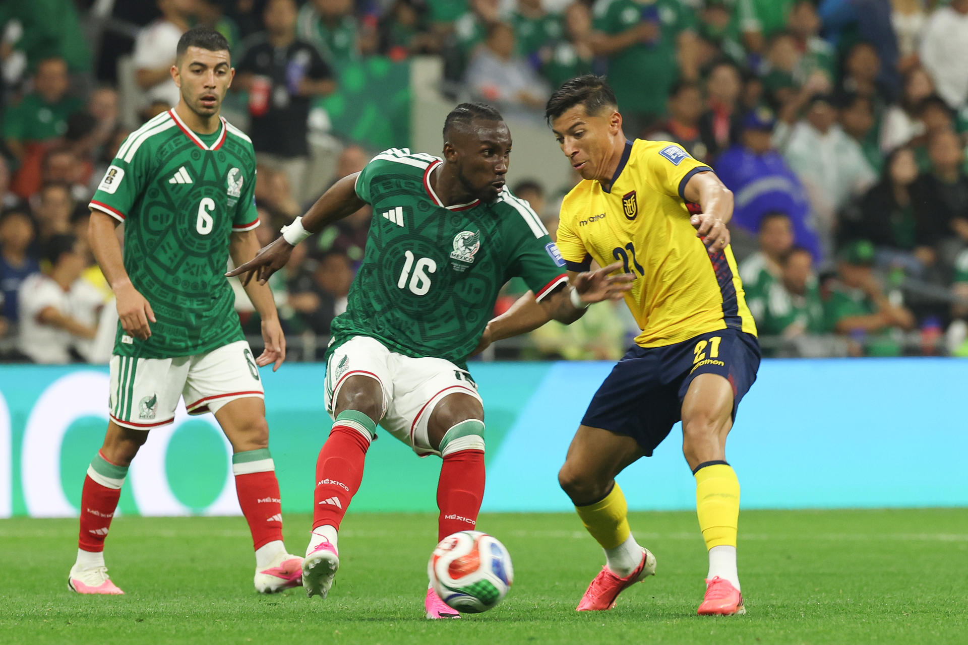 Julián Quiñones (c), de México, disputa un balón con Alan Franco, de Ecuador, en partido del Mundial 2026 en el estadio Azteca​, en Ciudad de México. EFE/Alex Cruz
