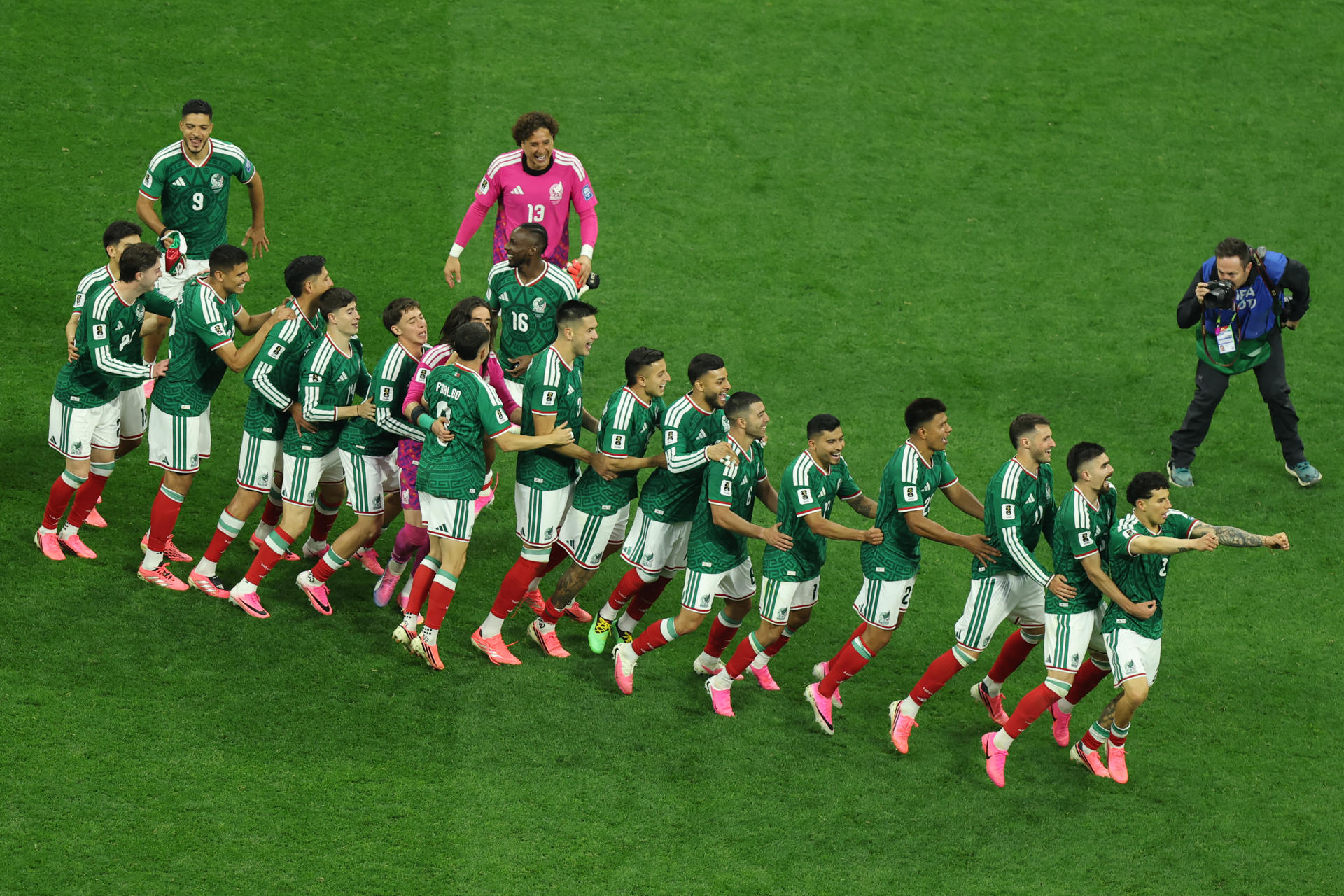 Jugadores de la selección de México celebran el pase a octavos de final del Mundial 2026, tras vencer por 2-0 a Ecuador en el estadio Azteca​. EFE/Isaac Esquivel
