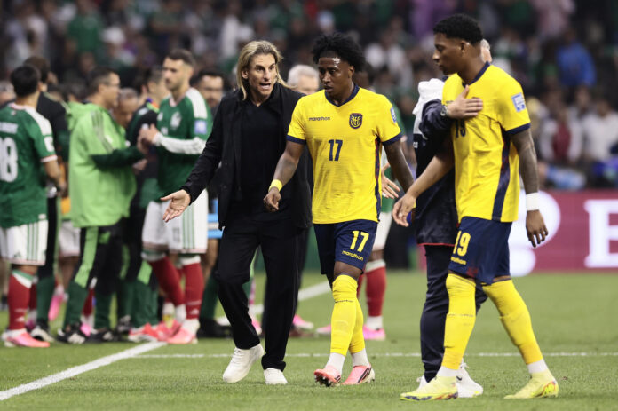 El seleccionador de Ecuador, Sebastián Beccacece, habla con Angelo Preciado (c) durante el partido de los dieciseisavos de final del Mundial 2026 ante México en el estadio Azteca. EFE/José Méndez
