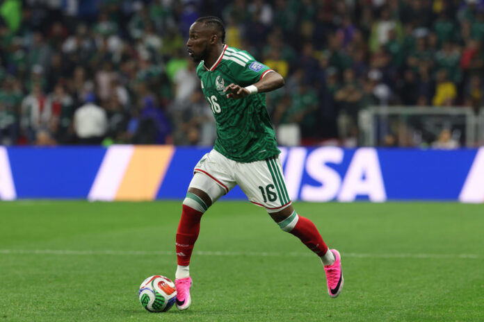 El delantero Julián Quiñones se convirtió este martes, con tres goles anotados en el Mundial 2026, en el quinto goleador mexicano en los Mundiales. EFE/ Alex Cruz
