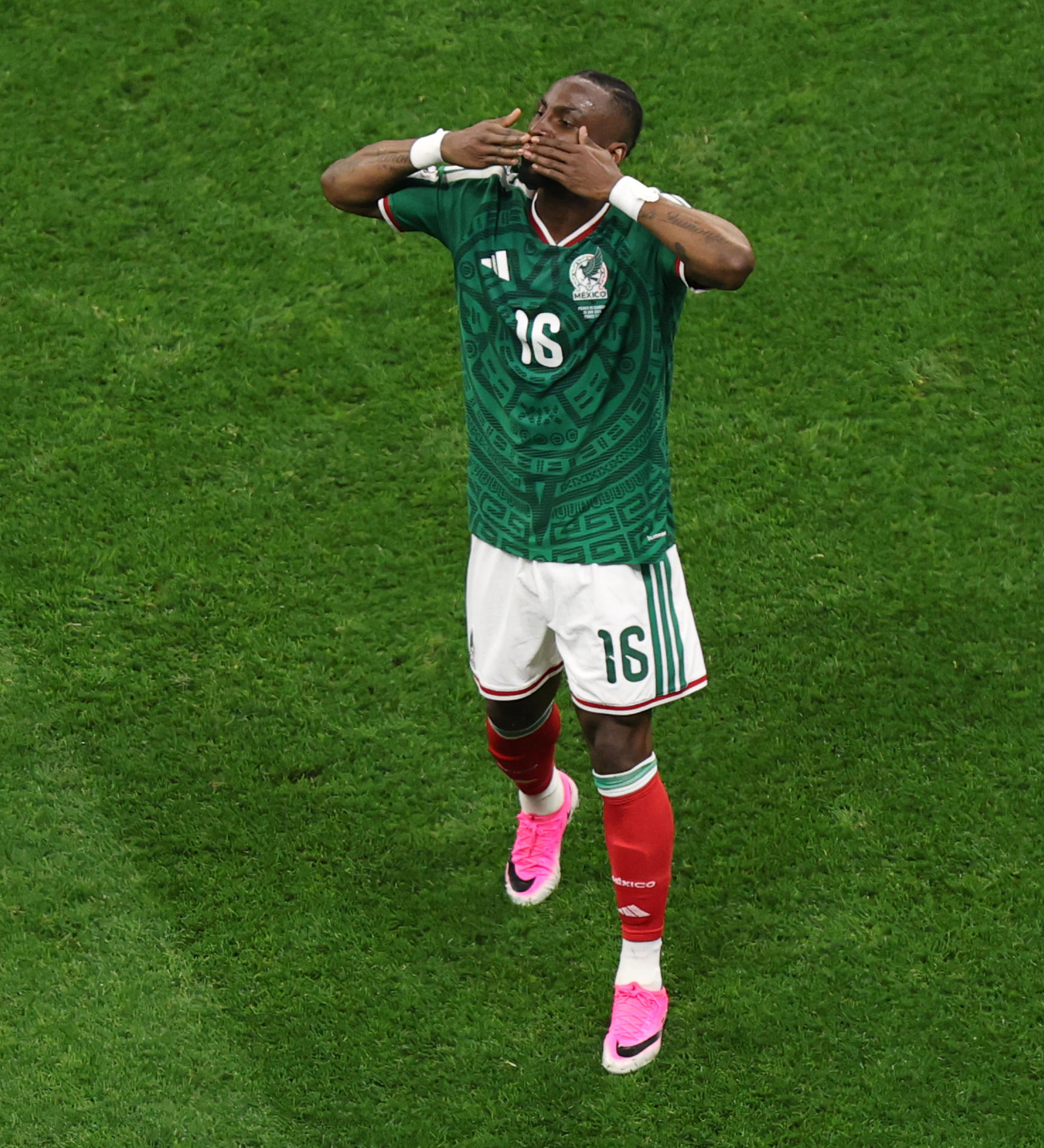 El delantero Julián Quiñones se convirtió este martes, con tres goles anotados en el Mundial 2026, en el quinto goleador mexicano en los Mundiales. EFE/ Alex Cruz
