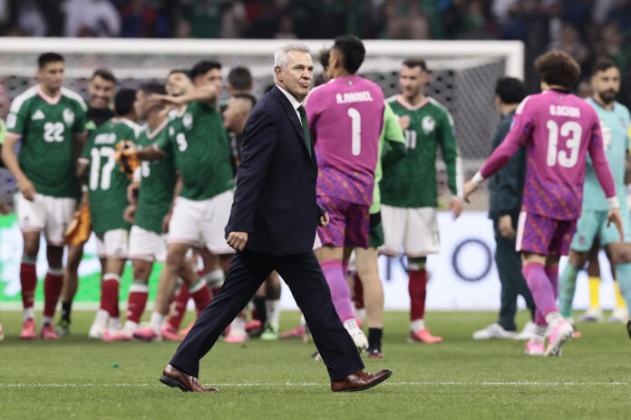 El seleccionador de México, Javier Aguirre,camina por el campo al final de un partido de los dieciseisavos de final de la FIFA 2026 entre México y Ecuador, en el estadio Azteca en la Ciudad de México (México). EFE/ José Méndez
