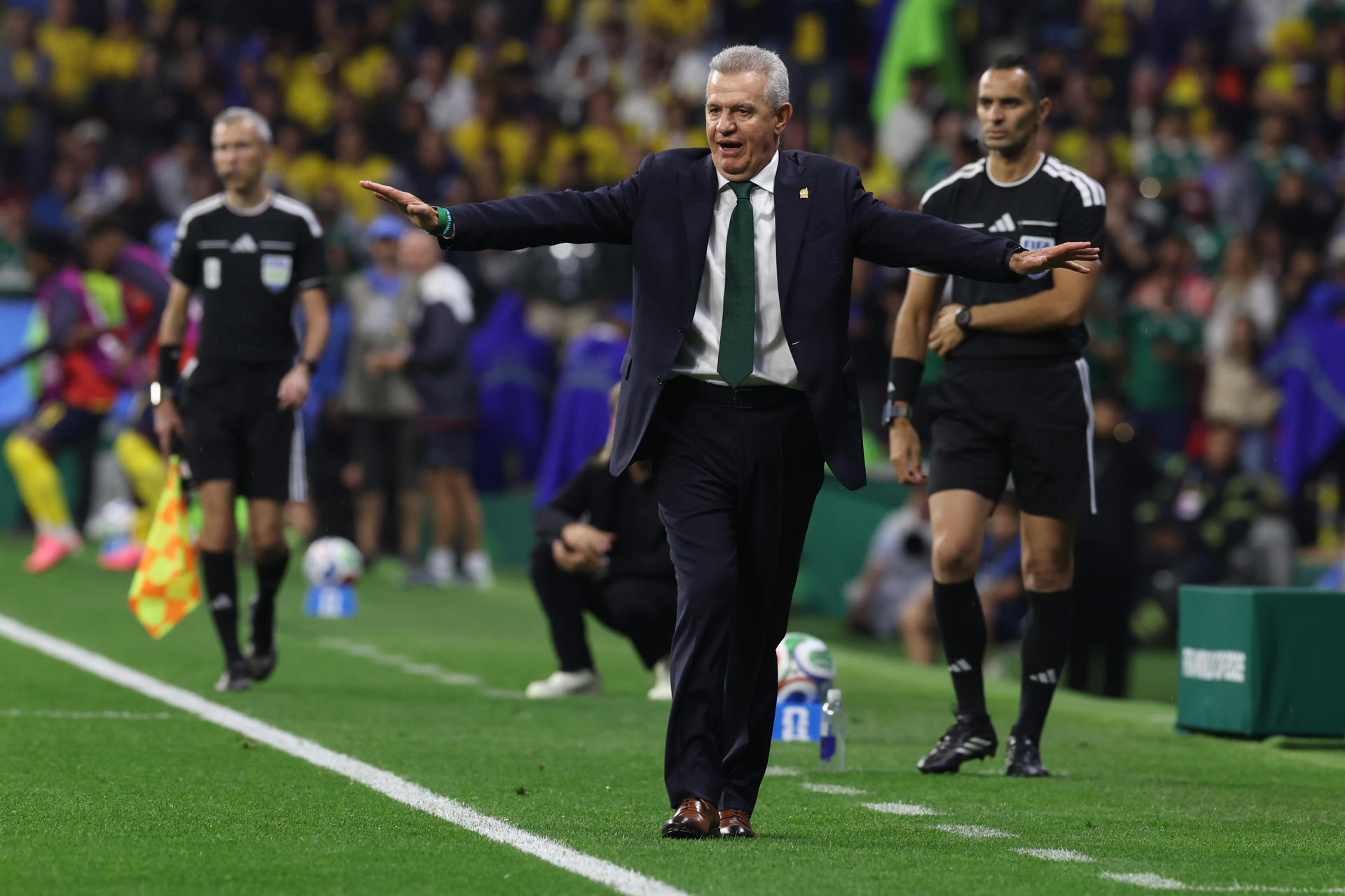 Javier Aguirre (c), de México, dirige en un partido de los dieciseisavos de final del Mundial de la FIFA 2026 entre México y Ecuador en el estadio Azteca, en Ciudad de México (México). EFE/ Alex Cruz