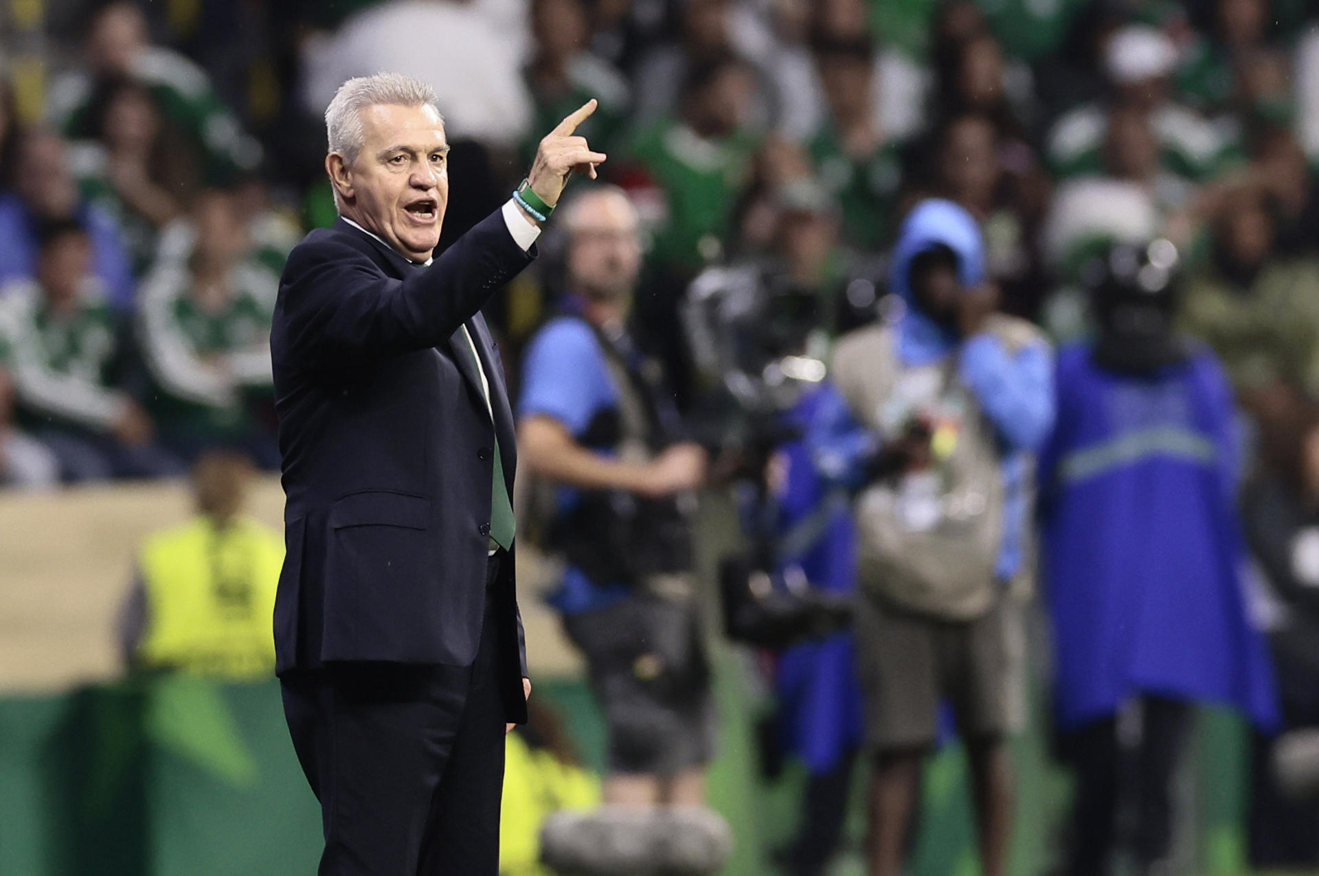 El seleccionador de México, Javier Aguirre, dirige en un partido de los dieciseisavos de final de la FIFA 2026 entre México y Ecuador, en el estadio Azteca en la Ciudad de México (México). EFE/ José Méndez
